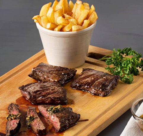 Entraña de ternera braseada con patatas fritas Restaurante Tropicaña